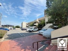 敷地内に駐車場を完備（月額8500円）。現在、駐車場に空きがございます。空き状況は変動いたしますので、詳細は弊社スタッフまでお気軽にお問い合わせください。