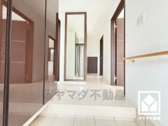 お出かけの前のチェックにも便利な鏡付きです。