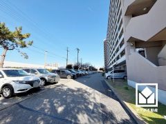 敷地内に駐車場を完備（月額5000円）。出入口は防犯性に優れたロボットゲート付き。空き状況等は弊社スタッフまでお気軽にお問い合わせください。