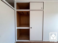 大きな押入れなので整理整頓しやすいです。季節の衣類や寝具などもすっきり片付きます。