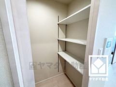 パントリーがございます。まとめ買いしても心配要らずの収納力です。