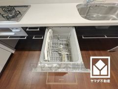 毎日の家事の負担を軽減でき、省エネにもなる食器洗乾燥機付き。