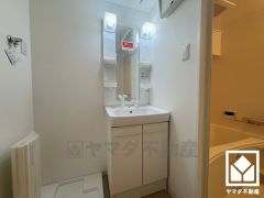 室内洗濯機置場がございますので、天候に左右されず洗濯していただけます。