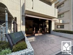 上質な素材と洗練されたデザインが織りなすエントランス。住まう人の誇りを感じさせる、優雅な迎えの空間。