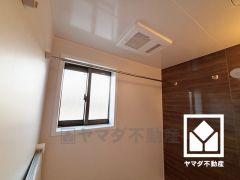 浴室は小窓が付いているので明るく、こもりがちな湿気もすぐ取り除くことができます。