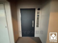 シンプルで洗練された玄関デザイン。帰るたびにホッとできる、心地よい住まいの入り口。