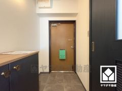 シンプルで洗練された玄関デザイン。帰るたびにホッとできる、心地よい住まいの入り口。