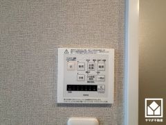 浴室暖房乾燥機付き。真冬の寒い浴室を暖かく、また雨の日の洗濯物の乾燥にと多用途に活躍する機能です。