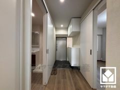 シンプルで洗練された玄関スペース。帰るたびにホッとできる、心地よい住まいの入り口。