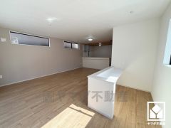 リビングにはスタディカウンター付きのユーティリティスペースがございます。お子様の勉強机やテレワークスペースなど、多用途にご活用いただけます。