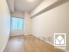 約5帖の洋室です。全居室に窓がございます。明るい陽光がたっぷり差し込む心地よい生活空間です。