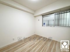 納戸はクローゼット付きの洋室としてもお使いいただけます。エアコン設置済みで快適にお過ごしいただけます。