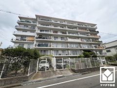 敷地北側には道路を挟んで、すべり台やジャングルジムなどが設置された公園がございます。「花園幼稚園」まで徒歩2分の環境で、子育て世帯の方にもお勧めです。