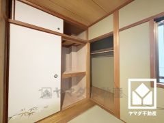 押入にはお客様用の座布団や寝具も収納可能です。