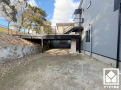 ガーデニング・家庭菜園・大型犬でも大丈夫なドッグランなど、多用途にお使いいただけます。駐車場下のスペースも広々としており、雨の日でもバーベキューが楽しめそうです。