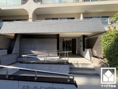 バリアフリーに配慮された、スロープ付きのエントランスアプローチ。