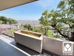 高台に立地した3階建てマンションの最上階につき、眺望も大変良好です。前面に視界を遮る高い建物がなく、開放的な景色が広がります。