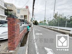 「関西スーパー大社店」まで徒歩12分でお買い物に困りません。「広田小学校」までは徒歩8分となっており、低学年のお子様も安心して通学していただけます。