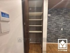 キッチン横にはパントリーがございます。まとめ買いしても心配要らずの収納力です。