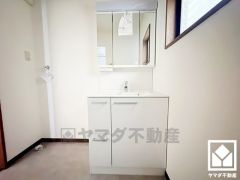 収納付きでスッキリお使い頂ける3面鏡の洗面台です。洗面ボウルが広めなので、忙しい朝でも身支度がしやすく時短になります。