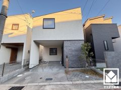 突然の来訪時でも安心なモニター付きインターホンを完備。お留守番中のお子様でも簡単に来訪者の確認ができます。