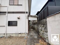 すべり台やブランコなどの遊具や、ゆったりとした広場、パーゴラなどが整備された「剣谷第三公園」まで徒歩3分など、徒歩圏内に公園が複数あり、子育て世帯の方にもお勧めです。