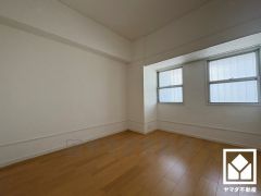 約6帖の北側洋室です。お子様のお部屋などにも丁度良い広さです。