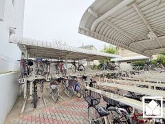サイクルラックの設置された駐輪場を完備。スッキリ整理されて、自転車同士の接触や転倒の心配がございません。ご成約でヤマダポイントプレゼント中です。お問合せお待ちしております。