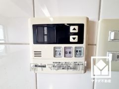 ボタン1つで自動でお湯張りができるオートバス機能付き。追い炊き機能もございますので、いつでも温かいお風呂に入ることができます。