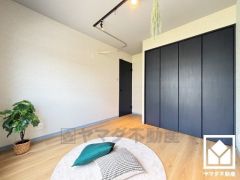約6帖の洋室です。大きなクローゼット付きのお部屋で整理整頓しやすいです。