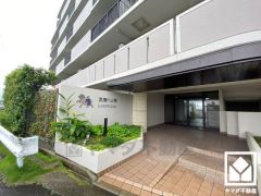 安心と快適を兼ね備えたエントランス。宅配ボックス完備で、暮らしの利便性を高めます。