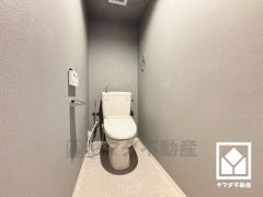 シンプルシックなデザインが魅力的なトイレ。機能性とセンスが融合した、居心地の良いプライベートスペースです。
