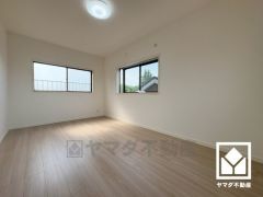 約7.5帖の3階北側洋室です。3面採光の窓から明るい光が降り注ぎます。