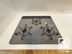 家族のごはん作りがはかどる。同時調理ができる3口コンロ付き
