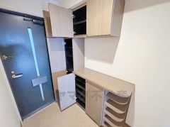 玄関にはシューズボックスを完備。家族の靴もしっかり収納できるので、玄関がいつも片付き、気持ちよくお客様を迎えられます。