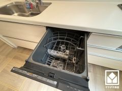 毎日の家事の負担を軽減でき、水道代の節約にもなる食器洗乾燥機付き。