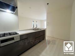 広々としたスペースがありカップボードも置いていただけます。お料理がはかどりそうなキッチンです。