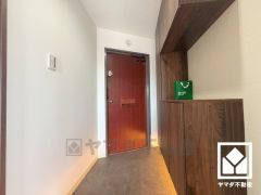 白を基調とした明るい玄関で、毎日を爽やかにスタート。広々とした開放感と清潔感あふれる空間が、訪れる人々を温かく迎えます。