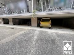 敷地内駐車場権利付きとなっております（使用料無償）。重い荷物や雨の日の移動もスムーズで、快適なカーライフを実現。