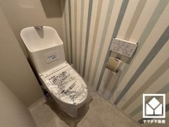 遊び心のあるアクセントクロスが魅力的なトイレ空間。機能性とセンスが融合した、居心地の良いプライベートスペースです。