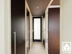 シンプルで洗練された玄関スペース。帰るたびにホッとできる、心地よい住まいの入り口。