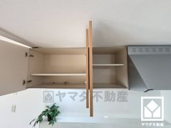 キッチン収納の多さもお料理を楽にしてくれるポイント。フロアキャビネットや吊戸棚があり、スッキリとした空間が保てます。