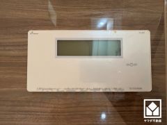 使うときに輝いて文字盤を表示する、住空間に溶け込むスタイリッシュなステルス給湯リモコンです。オートバスや追い炊きの他、生活を豊かにする機能が多数搭載されています。