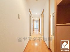 玄関はお出かけの前のチェックにも便利な鏡付きです。