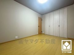 アクセントクロスを取り入れたデザイン性の高い洋室で、リラックスしたひとときを過ごせます。