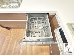 毎日の家事の負担を軽減でき、水道代の節約にもなる食器洗乾燥機付き。