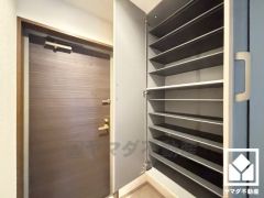 玄関にはたっぷりの収納スペースを完備。家族の靴もしっかり収納できるので、玄関がいつも片付き、気持ちよくお客様を迎えられます。