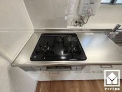 毎日の料理がもっとスムーズになる、便利な3口コンロ付き。