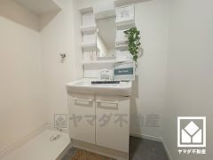 収納付きでスッキリお使い頂ける洗面台です。洗面ボウルが広めなので、忙しい朝でも身支度がしやすく時短になります。