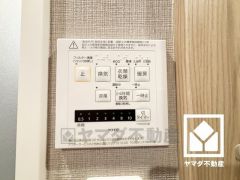 浴室暖房乾燥機付き。真冬の寒い浴室を暖かく、また雨の日の洗濯物の乾燥にと多用途に活躍する機能です。
